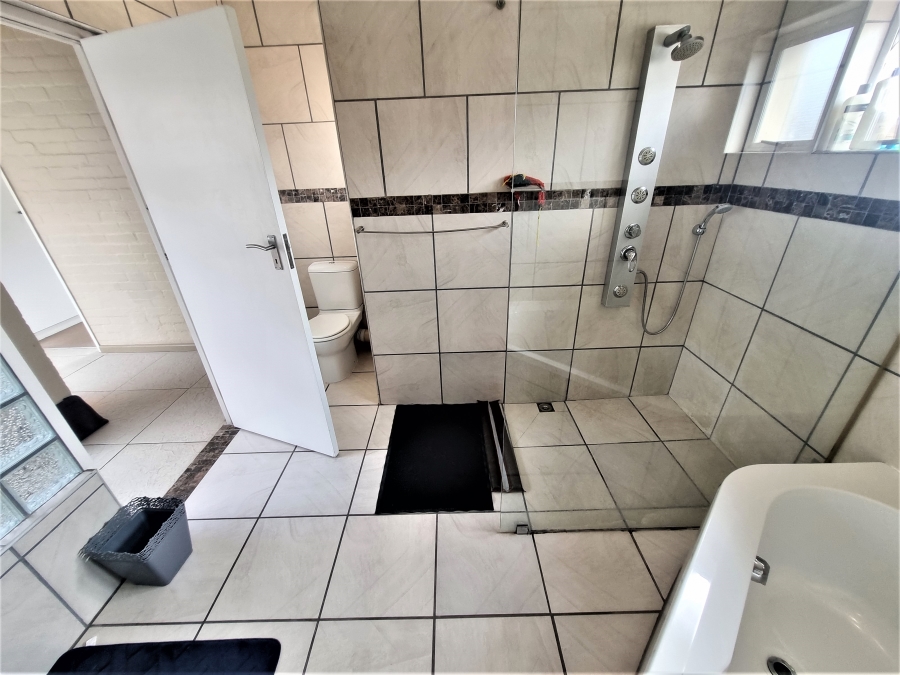 5 Bedroom Property for Sale in Bluewater Bay Western Cape